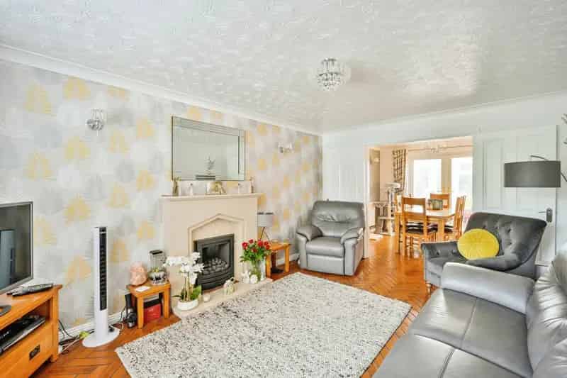 Spacious Detached House Four Double Bedrooms Double Garage Conservatory
