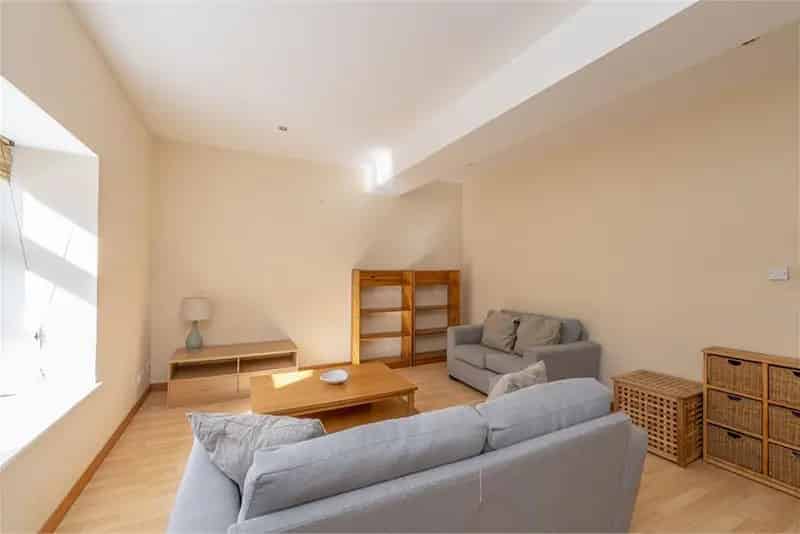 2 Bed Flat Shore Edinburgh Allocated Parking