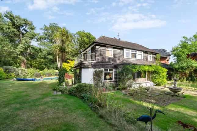 Detached House for Sale in Coombe Park Kingston Upon Thames