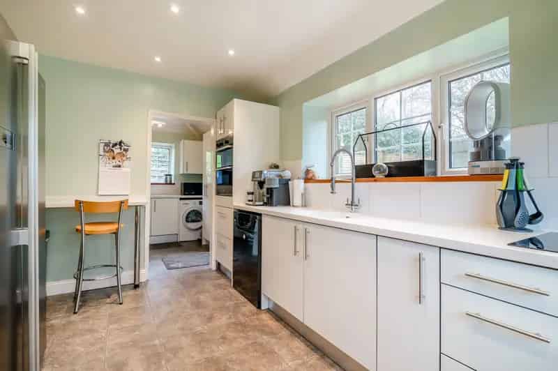 4-6 Bedroom Detached Cottage Near Thornbury