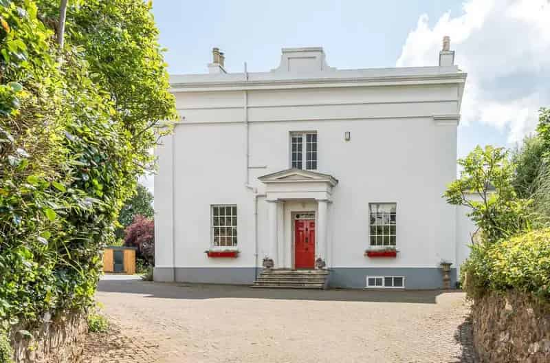 8 Bedroom Detached House for Sale