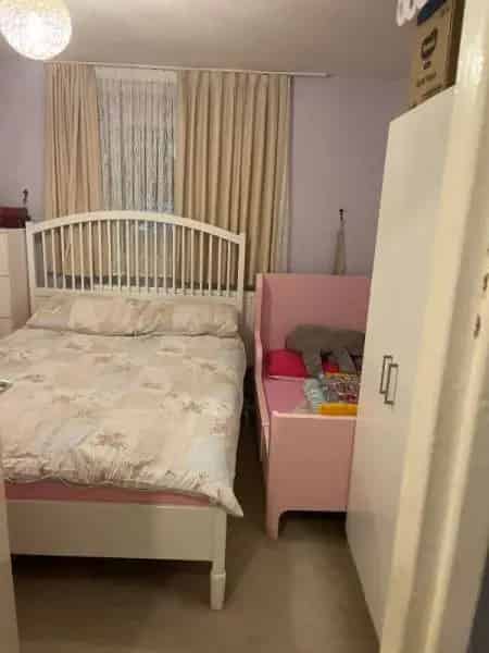 Big 1 Bed Flat New Decoration Laminate Floor Good Kitchen