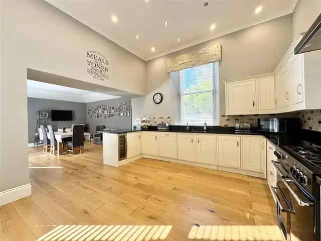 4 Bedroom Detached House for Sale in Pollokshields