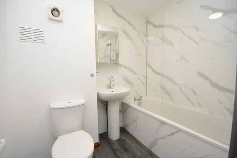 Modern 2-Bedroom Town Centre Flat with Garage Near Grahamston Station