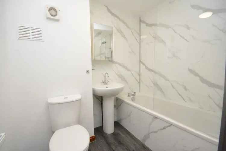 Modern 2-Bedroom Town Centre Flat with Garage Near Grahamston Station
