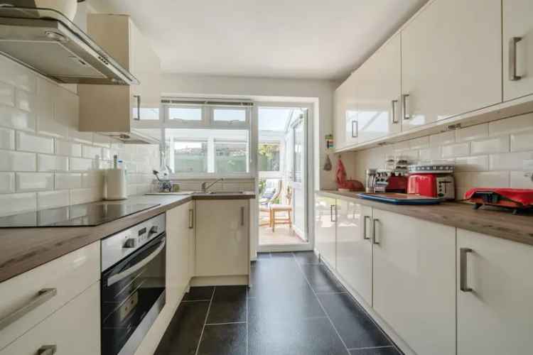 2 Bed Maisonette with Garden Near Gordon Hill Station