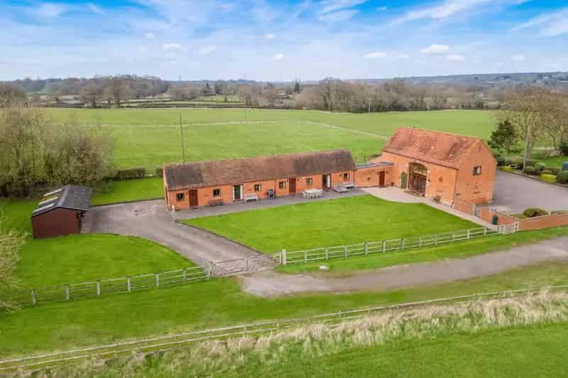 4 Bed Barn Conversion Warwickshire Countryside