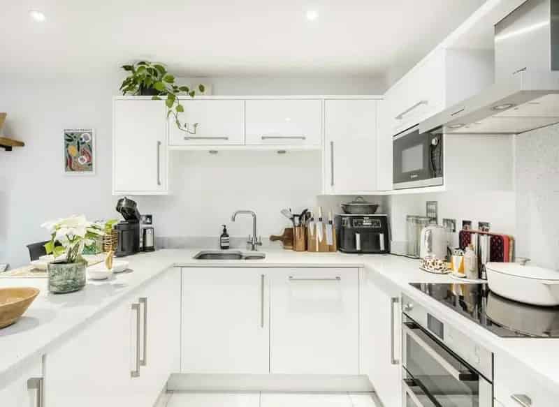 One Double Bedroom Modern Apartment with Roof Terrace