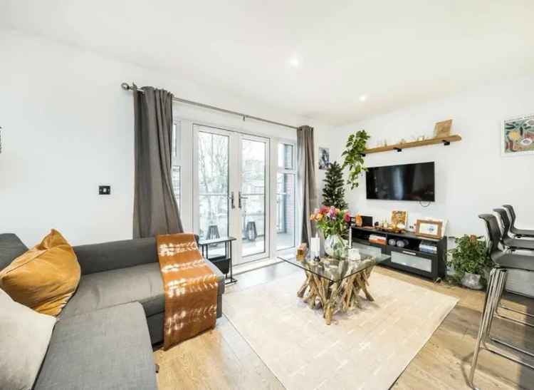 Flat For Sale in London, England