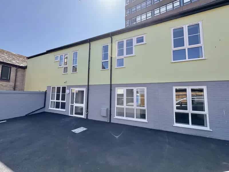 Spacious Town Centre Studio Apartment Zero Deposit Available