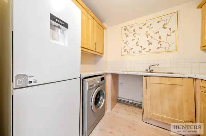2 Bedroom Flat for Sale - Recently Decorated