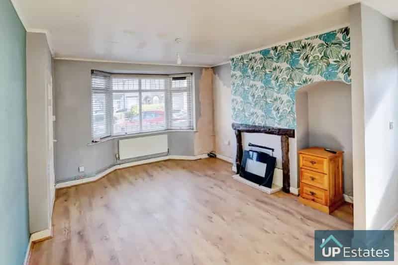 3 Bedroom Semi Detached House to Rent No Chain Fantastic Garden