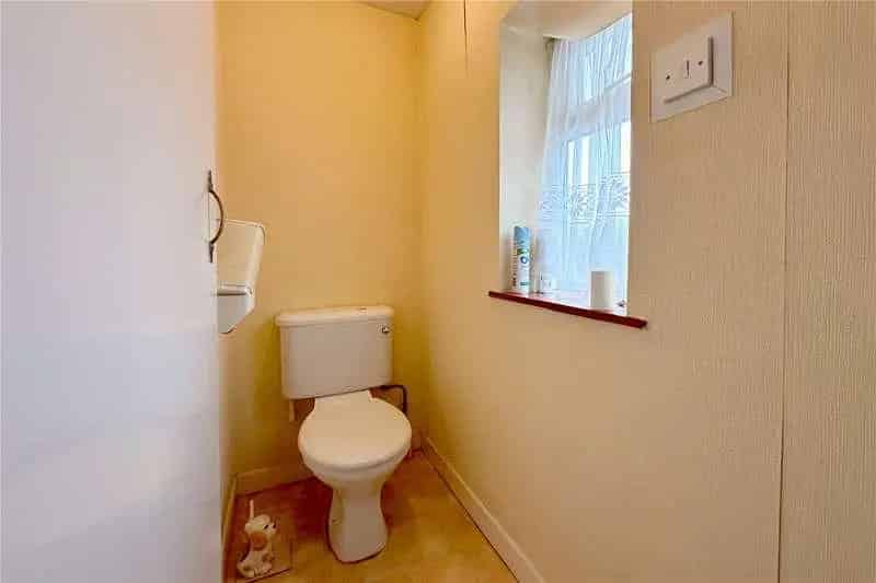 3 Bed Semi-Detached House For Sale Large Garden Garage No Upward Chain