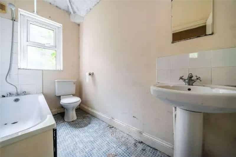 2 Bed House for Sale Leytonstone - Perfect for Modernisation
