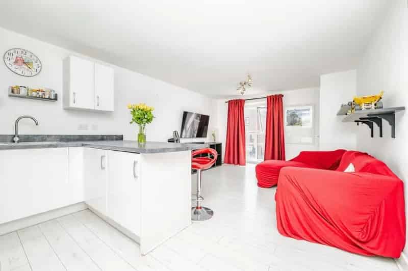 2 Bedroom Waterfront Apartment - No Chain