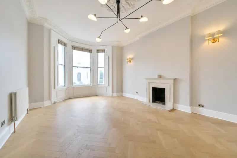 Notting Hill Raised Ground Floor Flat - Modern West-Facing Reception