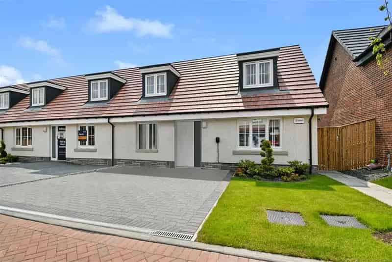 3 Bed End Terraced House Livingston South-Facing Garden EV Charging