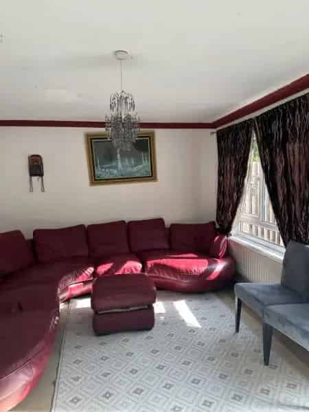 3 Bedroom House Large Living Room Large Kitchen Garden