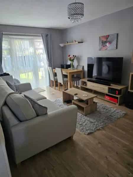 2 Bedroom House with Garden Access Near Shops and Transport
