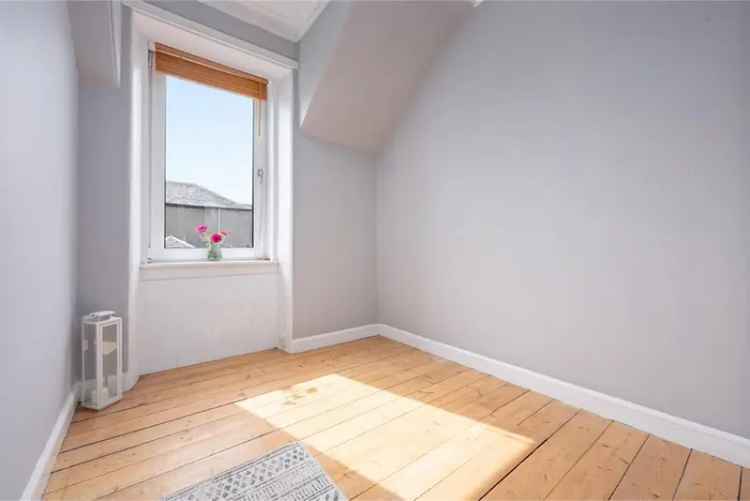 2 Bed Maisonette Dunfermline - Private Garden & Parking