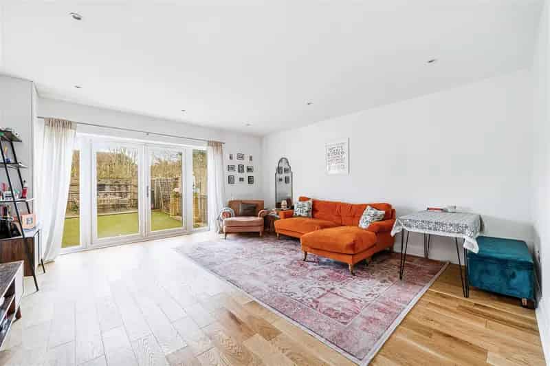 2 Bedroom Flat House to Rent in Mill Hill