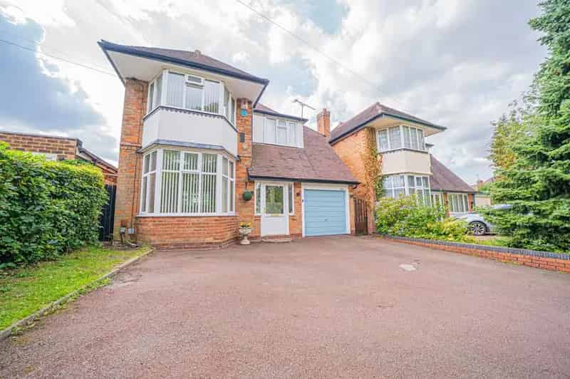 4 Bedroom Detached House for Sale in Prime Location