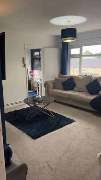 2 Bedroom Flat Near Town and Train Station