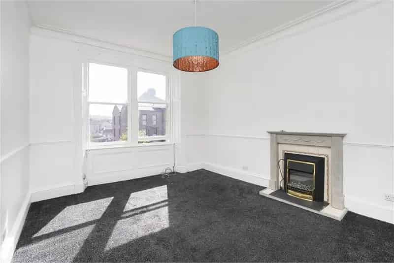 2 Bed Flat Third Floor with 1 Reception Room