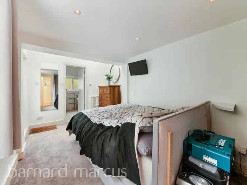 1.5 Bedroom Victorian Conversion Flat with Garden Pets Considered