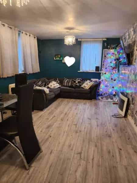 Large 2 Bedroom Ground Floor Flat New Flooring