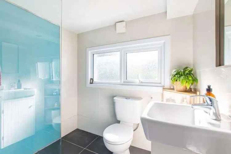 2 Bed Flat for Sale in Gladstone Park Gardens