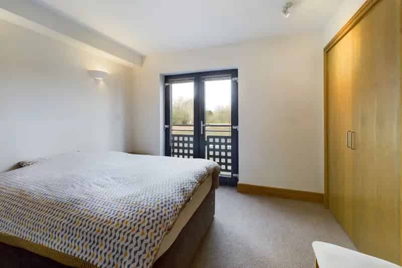 Spacious Modern Flat Near Carlisle City Centre M6 J43