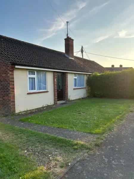 Quaint Cottage Bungalow Near School and Train Station