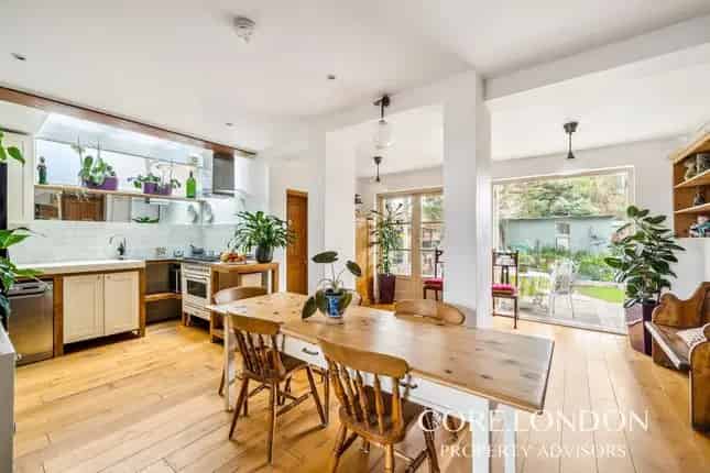 Acton W3 Detached House 5 Beds 3 Baths 2600 sq ft Family Home