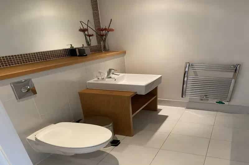 2 Bedroom Furnished Apartment Salford M50 - Secure Parking & Water Views