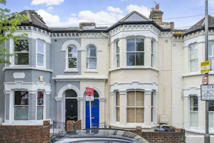 Spacious 2-Bedroom Flat near Clapham Junction and Wandsworth Common