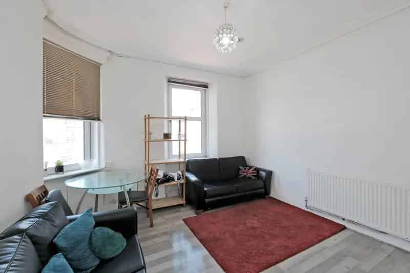 2-Bed Top Floor Flat Near University and Beach