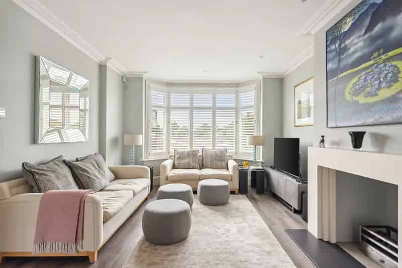 4 Bedroom Semi-Detached House  Newly Renovated Home Overlooking River Thames