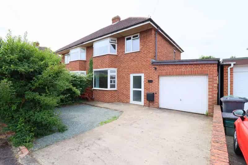 3 Bedroom Semi-Detached House to Rent