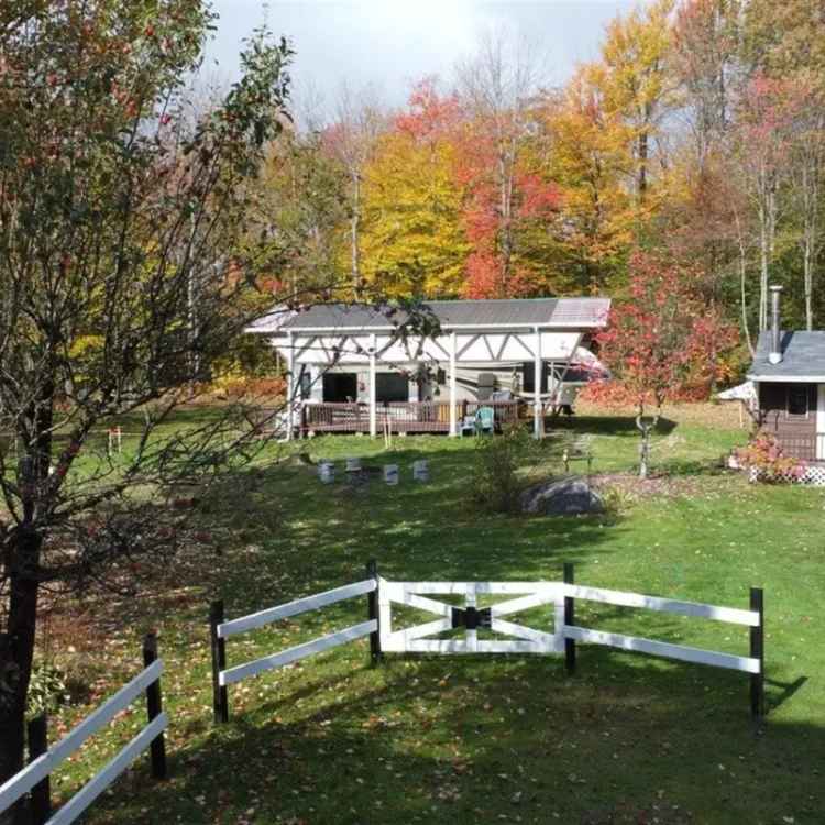 Spacious Chalet near Sherbrooke - Private Oasis