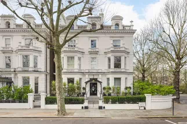Luxury Two-Bedroom Duplex Apartment in Holland Park