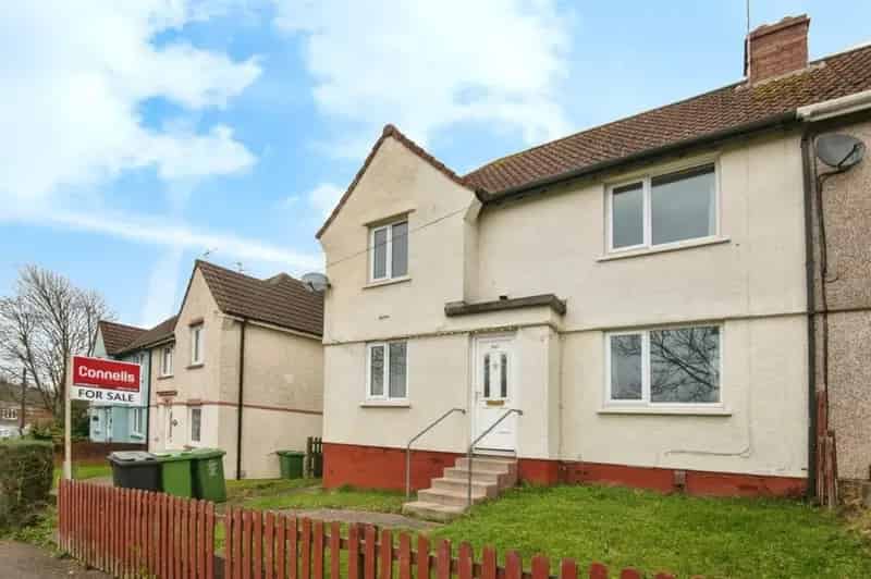 3 Bedroom Semi Detached House with Gardens Near Train Station