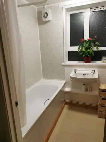 2 Bed First Floor Flat Newly Decorated with Balcony and Sheds