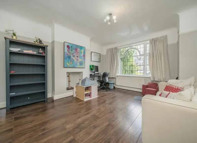 Four Bedroom Semi-Detached House Near Hanger Lane Station