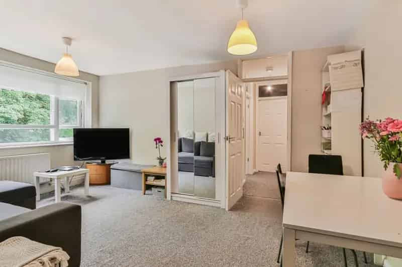 1 Bedroom Flat For Sale Near Town Centre