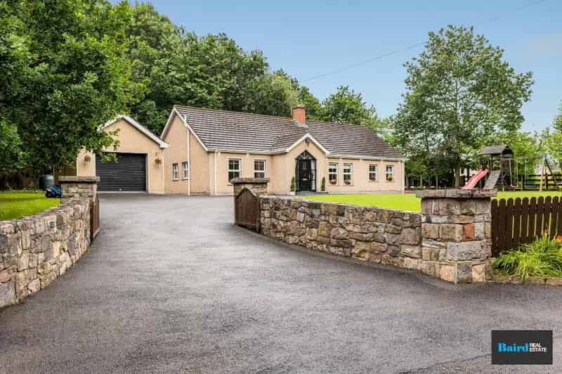 Spacious 4-Bedroom Detached Bungalow with Detached Garage