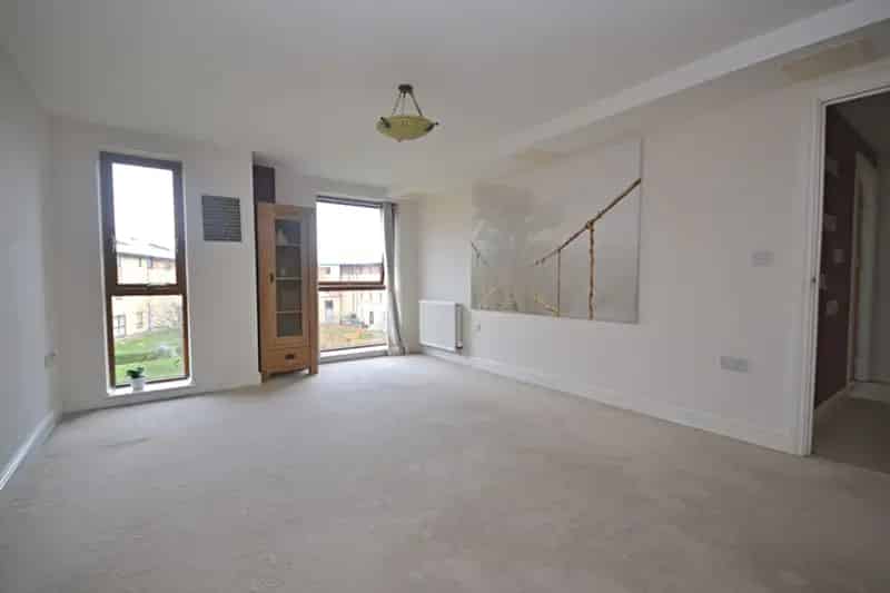 Two Bedroom Apartment near Crawley Town Centre