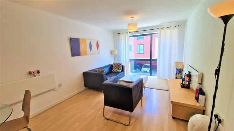 2 Bedroom Furnished Flat to Let Round Foundry