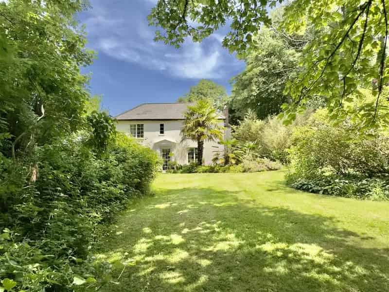 4 Bedroom Farmhouse with Barns and 7 Acres