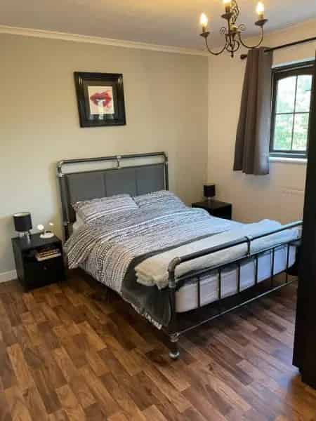 Spacious 2 Bed Flat with Private Garden Near Basildon